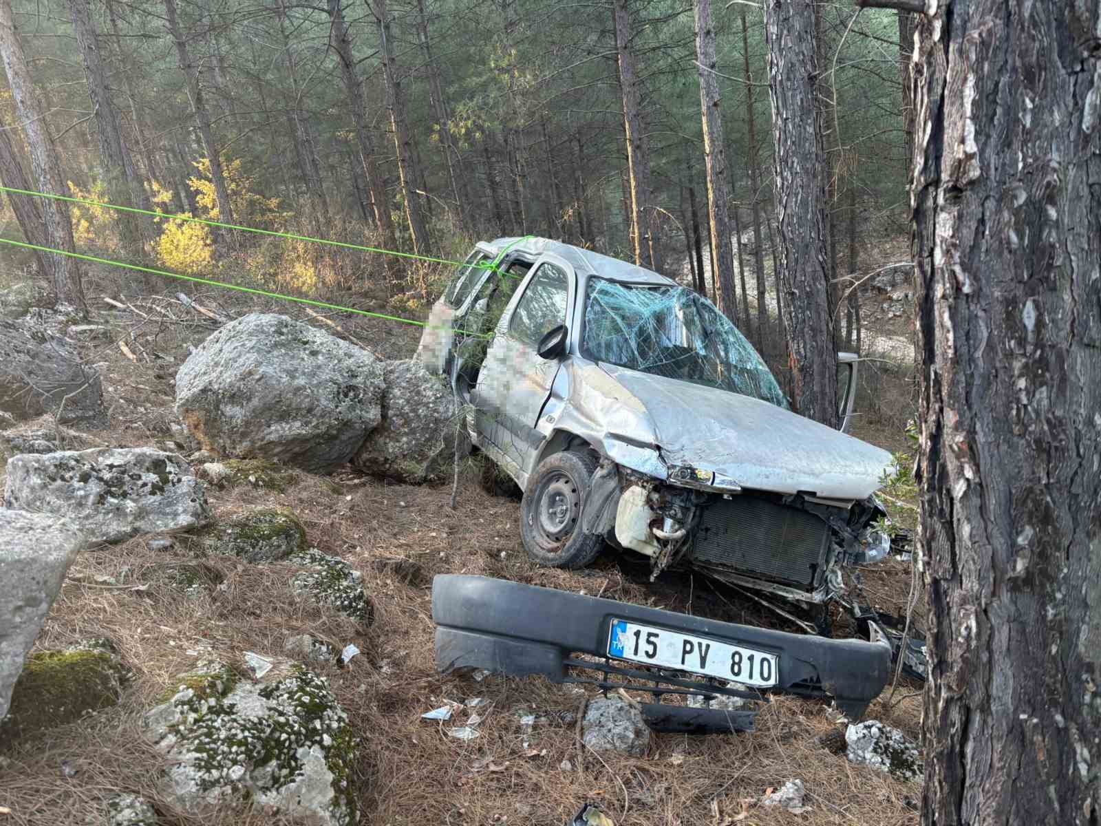 Burdur’da araç şarampole devrildi: 3 yaralı

