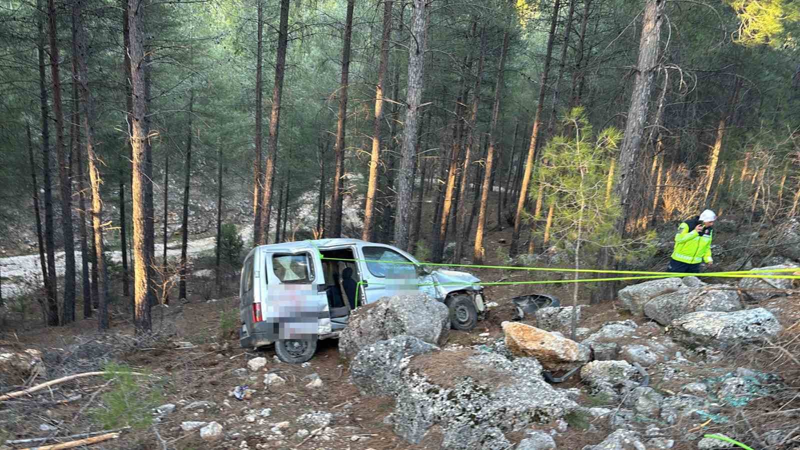 Burdur’da araç şarampole devrildi: 3 yaralı
