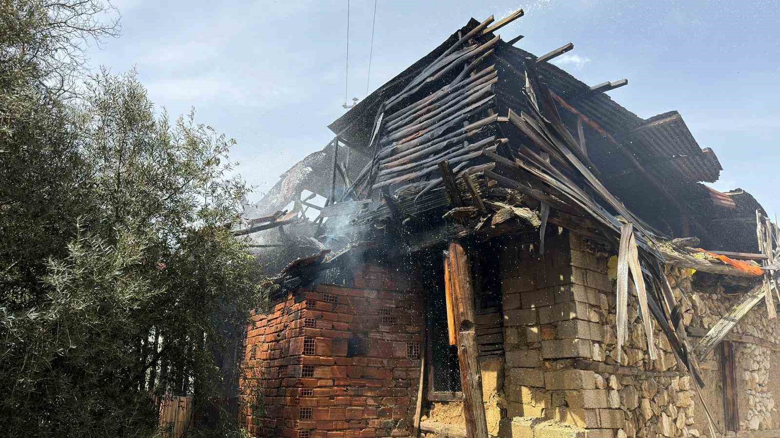 Burdur’da boş ahşap evde yangın
