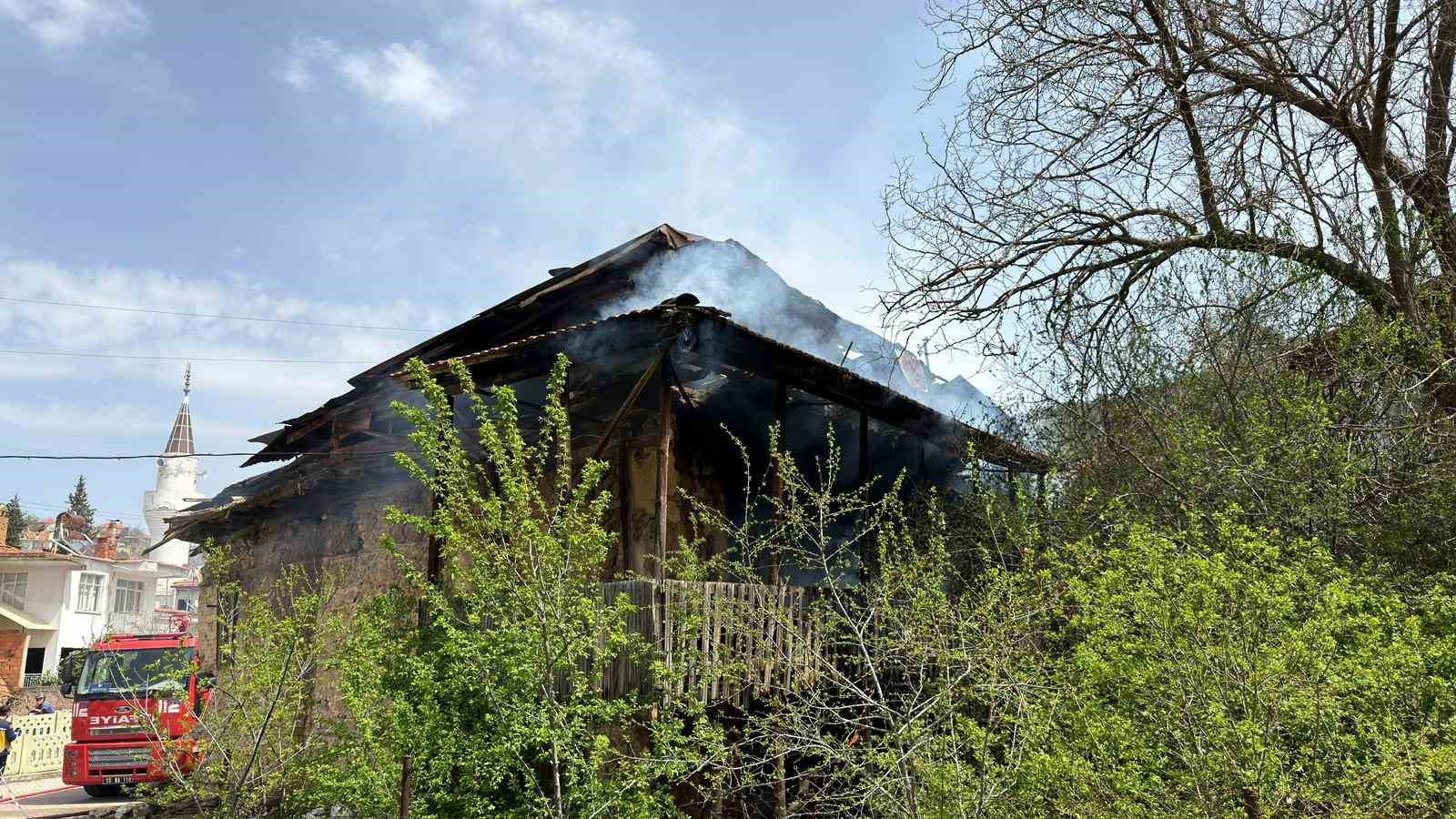 Burdur’da boş ahşap evde yangın
