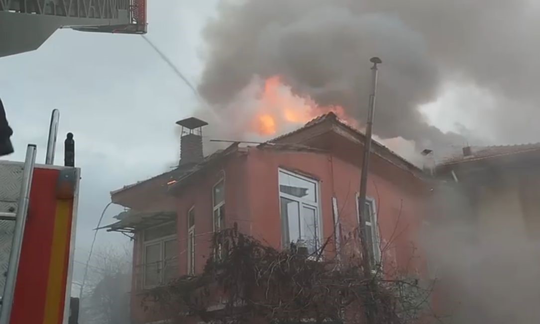 Burdur’da çatı yangını ekiplerce söndürüldü
