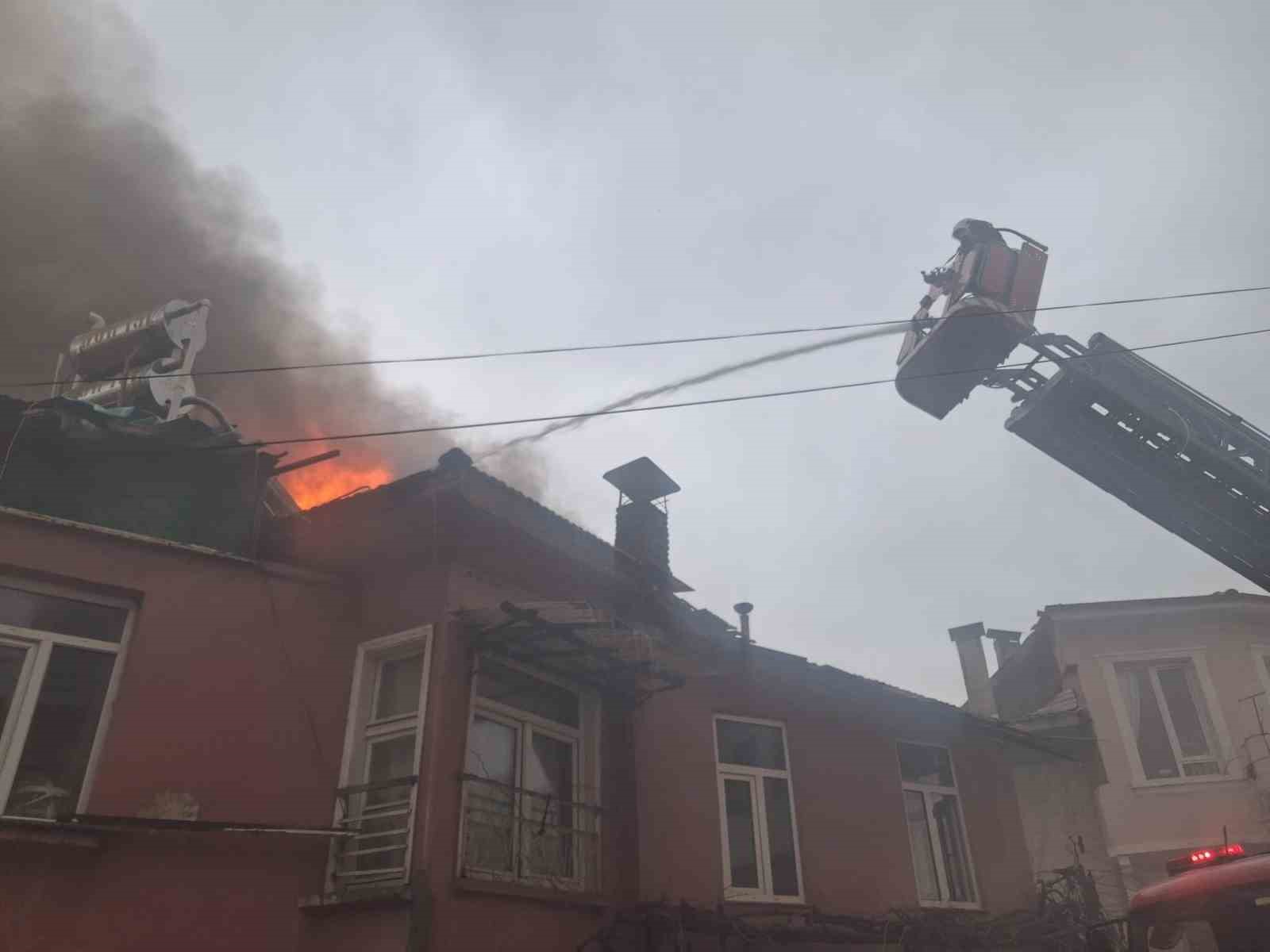 Burdur’da çatı yangını ekiplerce söndürüldü
