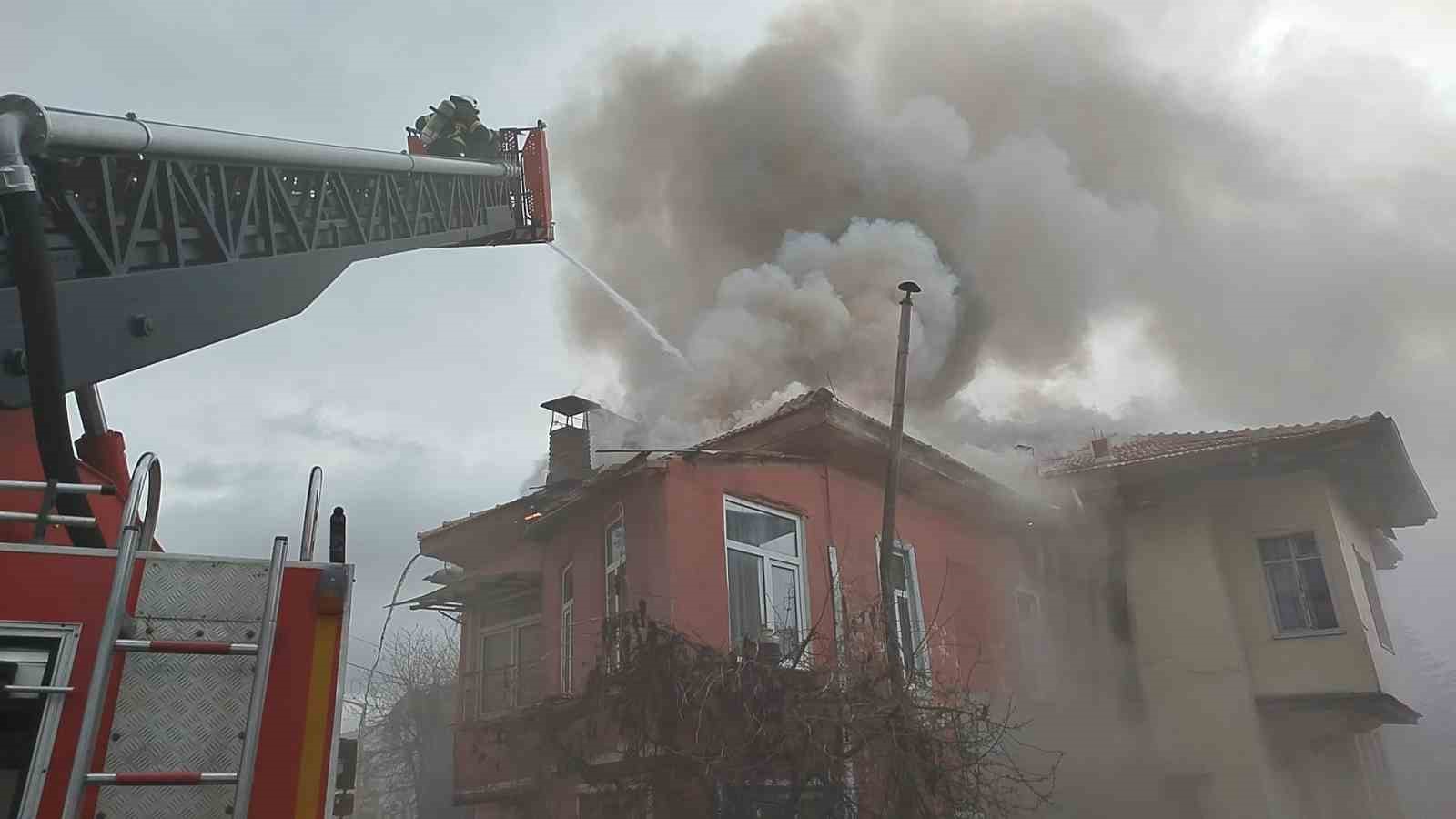 Burdur’da çatı yangını ekiplerce söndürüldü
