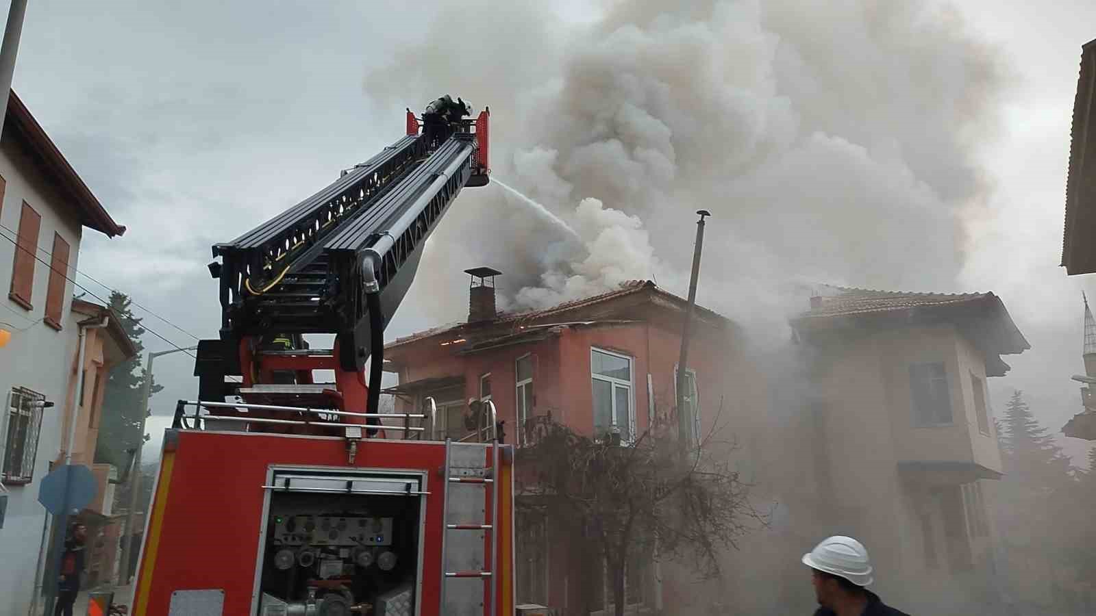 Burdur’da çatı yangını ekiplerce söndürüldü
