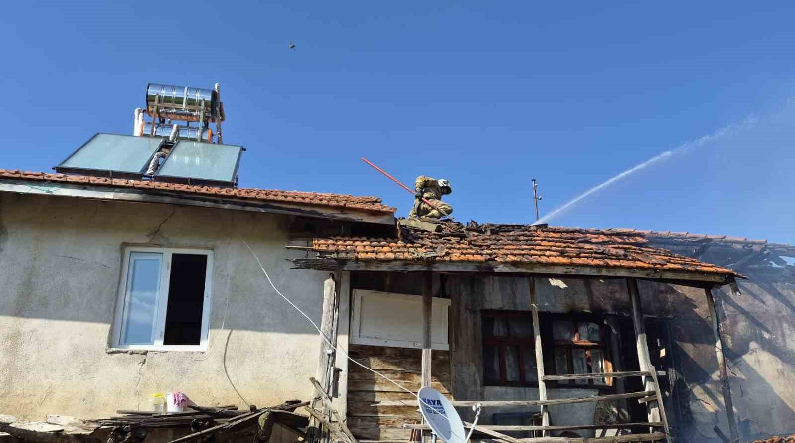 Burdur’da çıkan yangında ev ve ahır zarar gördü
