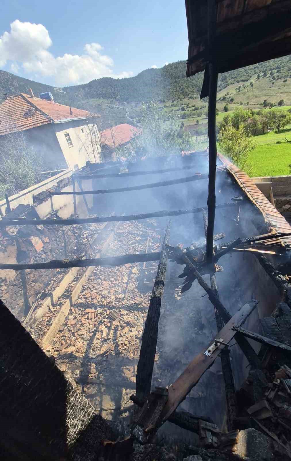 Burdur’da çıkan yangında ev ve ahır zarar gördü

