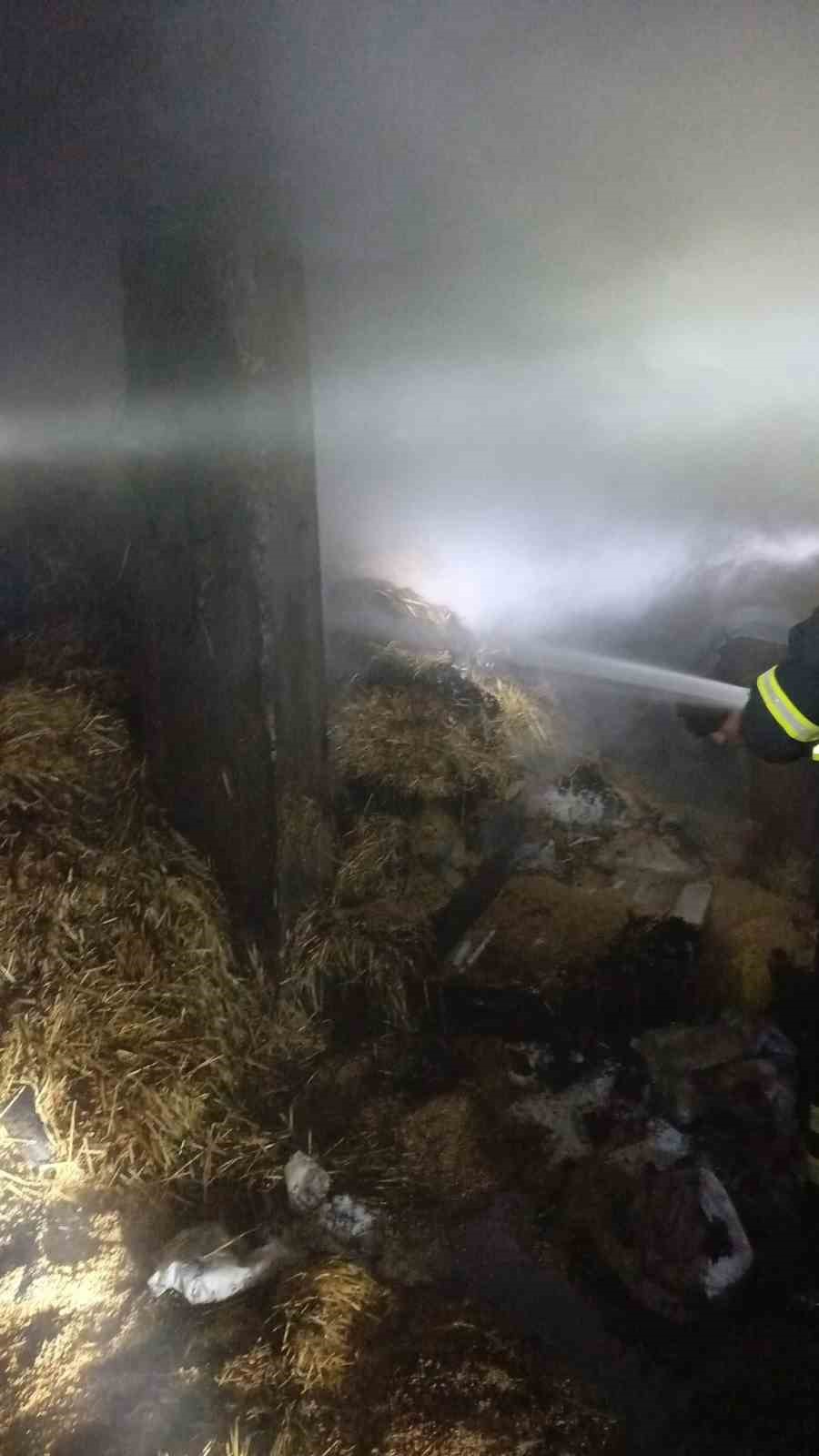 Burdur’da evin altında bulunan saman balyaları yandı
