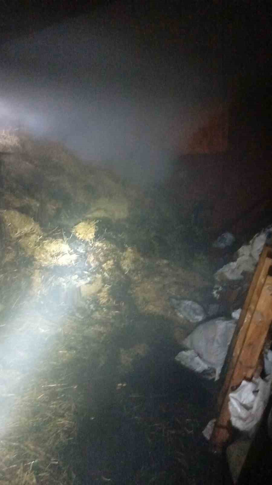 Burdur’da evin altında bulunan saman balyaları yandı
