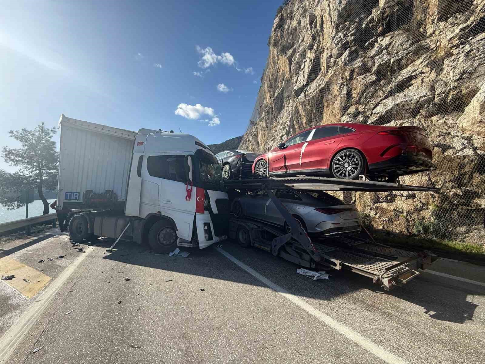 Burdur’da iki tır kafa kafaya çarpıştı: 1’i ağır 2 yaralı

