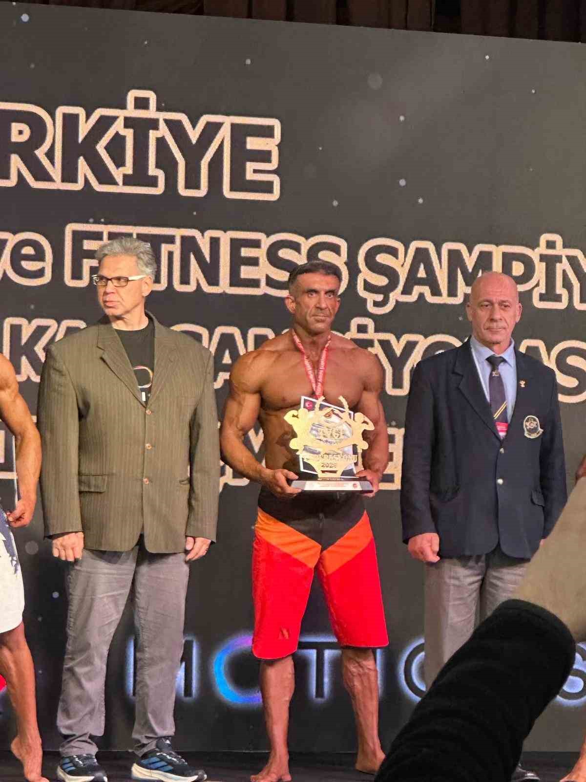 Burdur’da itfaiye personeli vücut geliştirmede Türkiye şampiyonu oldu
