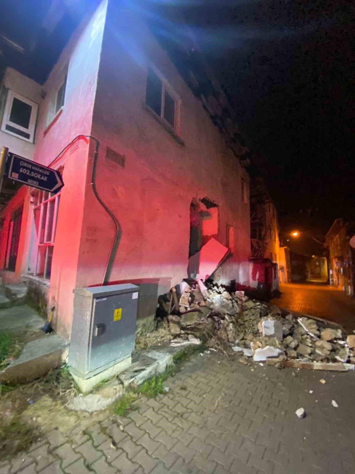 Burdur’da kerpiç evin duvarı çöktü
