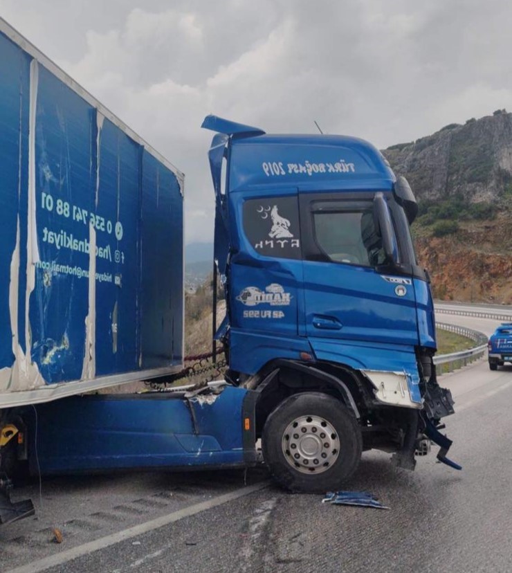 Burdur’da kontrolden çıkan tır demir bariyerlere çarptı
