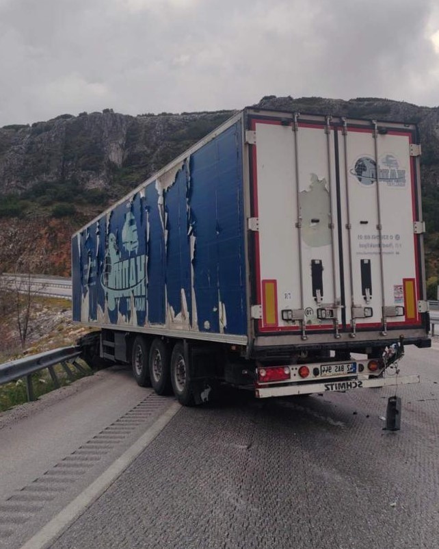 Burdur’da kontrolden çıkan tır demir bariyerlere çarptı
