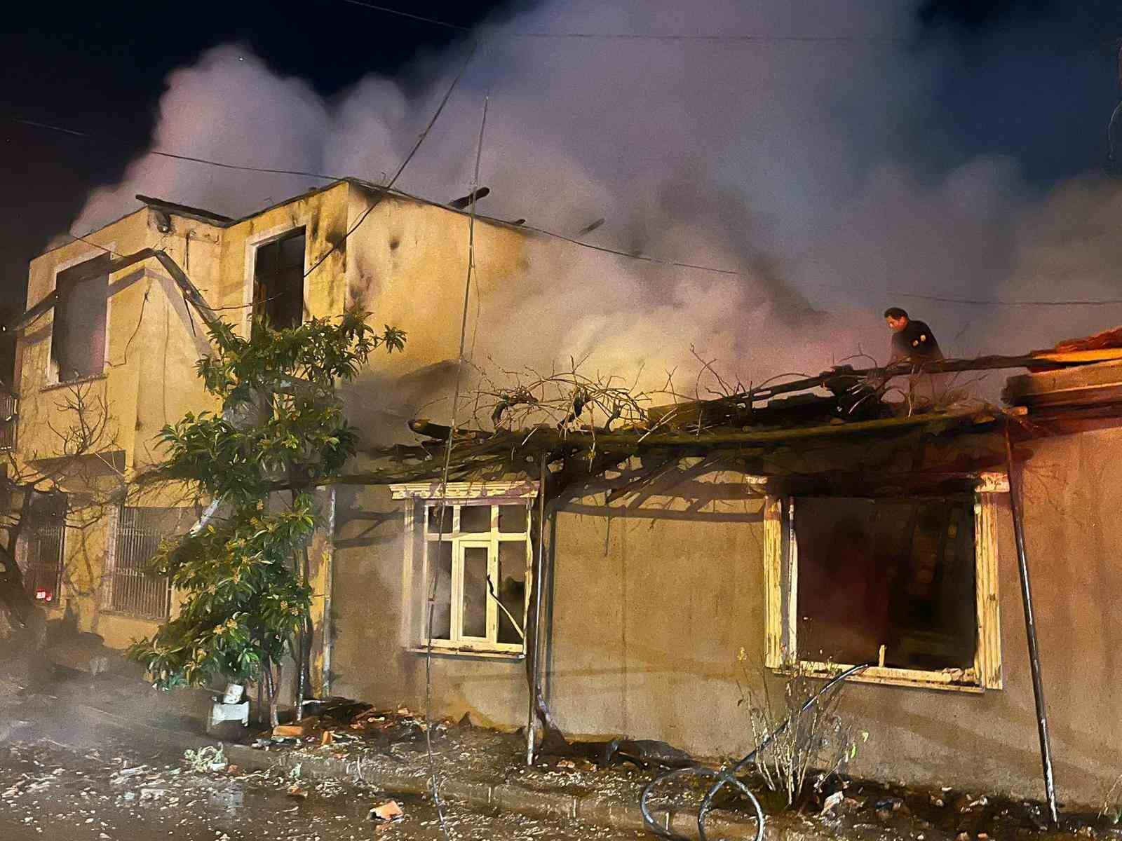 Burdur’da köyde çıkan yangında 2 ev, 1 ahır kullanılmaz hale geldi
