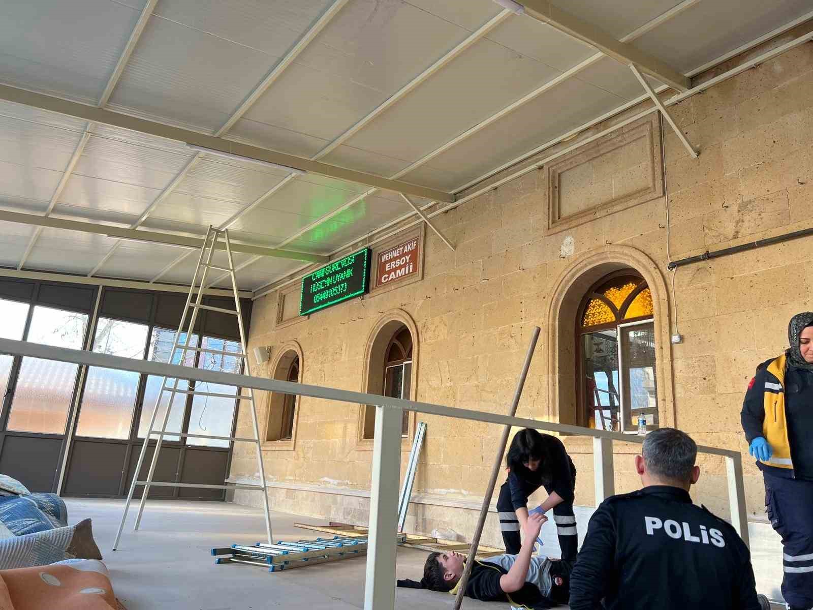 Burdur’da merdivenden düşen usta ve çırağı yaralandı
