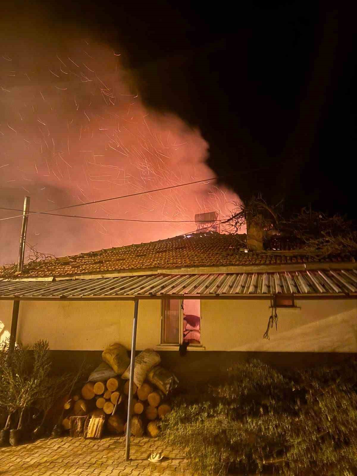 Burdur’da müstakil ev yanarak kullanılmaz hale geldi
