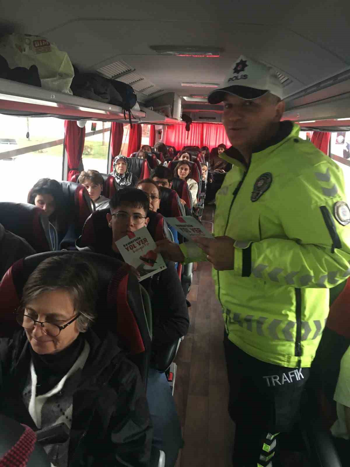 Burdur’da otogarda emniyet kemeri kullanımı hakkında bilgilendirme
