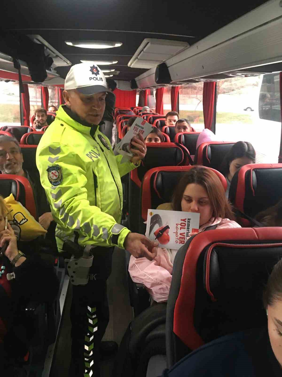 Burdur’da otogarda emniyet kemeri kullanımı hakkında bilgilendirme
