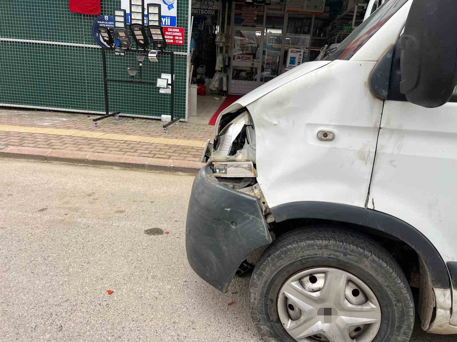 Burdur’da panelvanla çarpışan motosiklet sürücüsü metrelerce savrularak hayatını kaybetti
