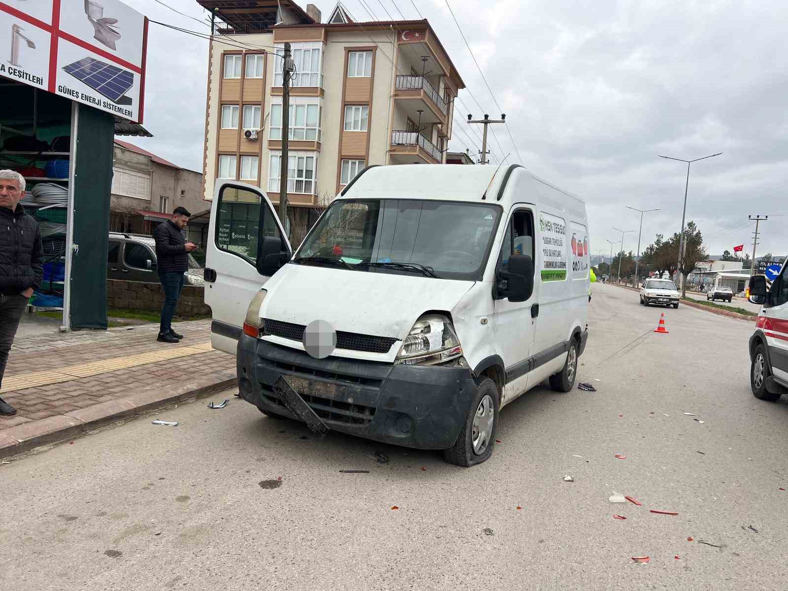 Burdur’da panelvanla çarpışan motosiklet sürücüsü metrelerce savrularak hayatını kaybetti

