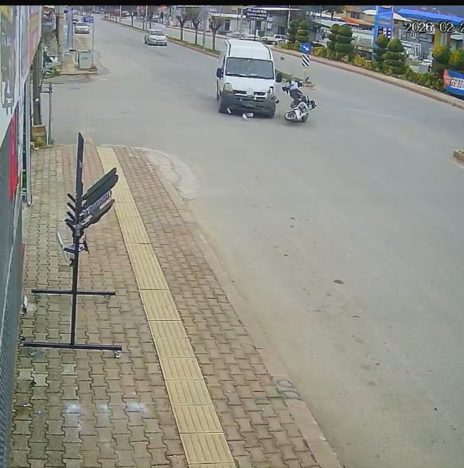 Burdur’da panelvanla çarpışan motosiklet sürücüsü metrelerce savrularak hayatını kaybetti
