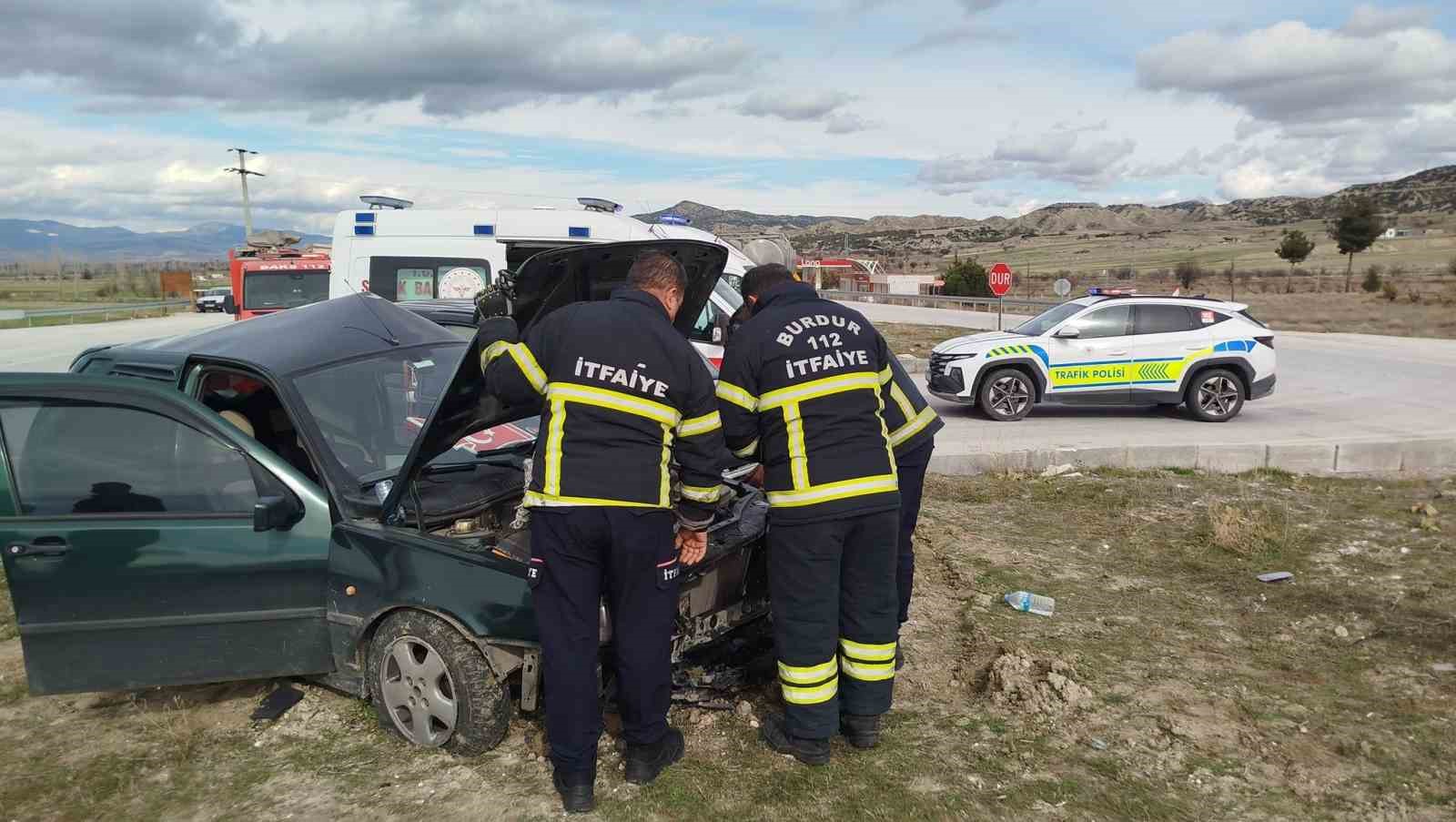 Burdur’da pikap ile otomobil çarpıştı: 3 yaralı
