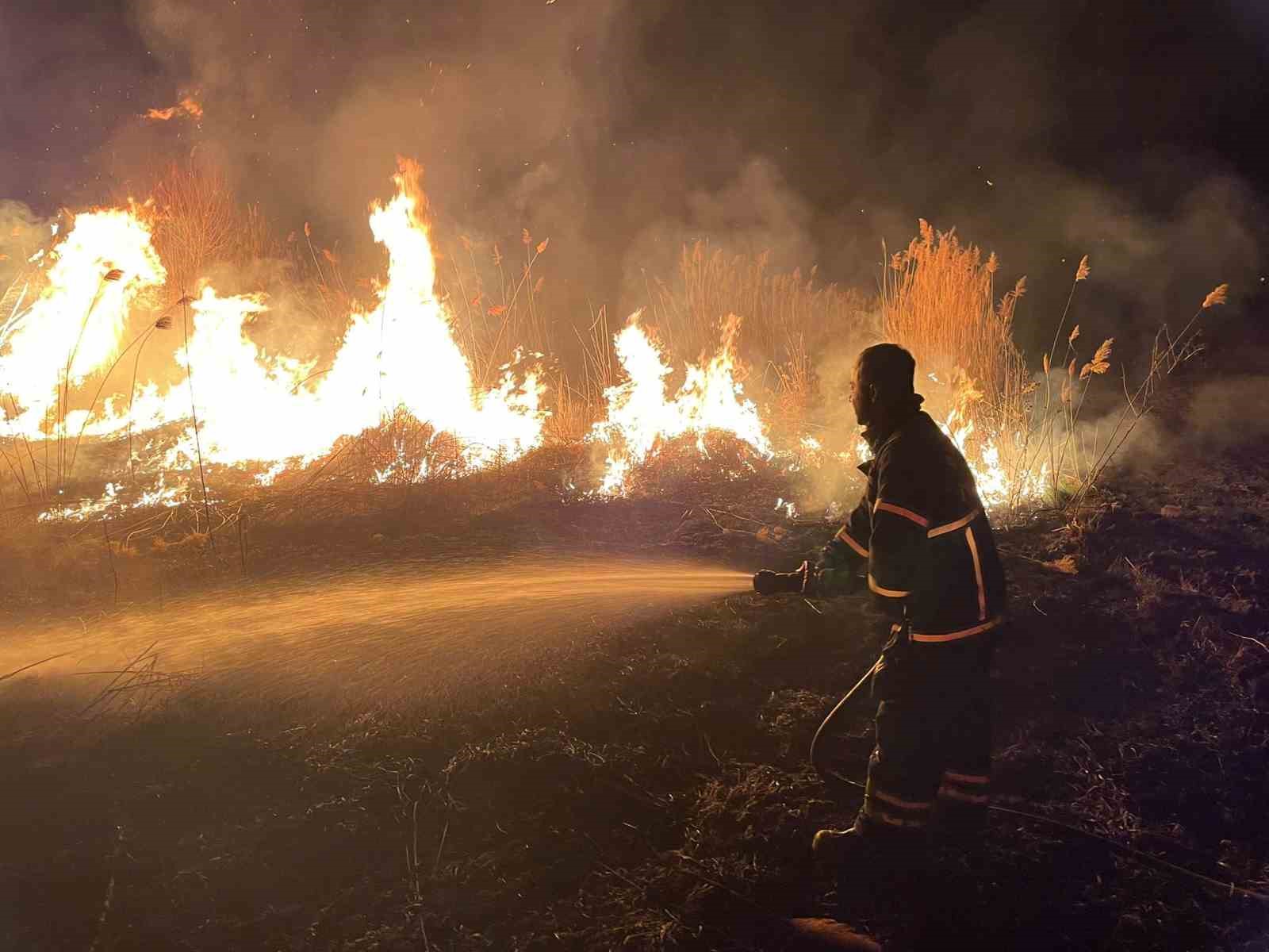 Burdur’da sazlık alanda yangın geceyi aydınlattı
