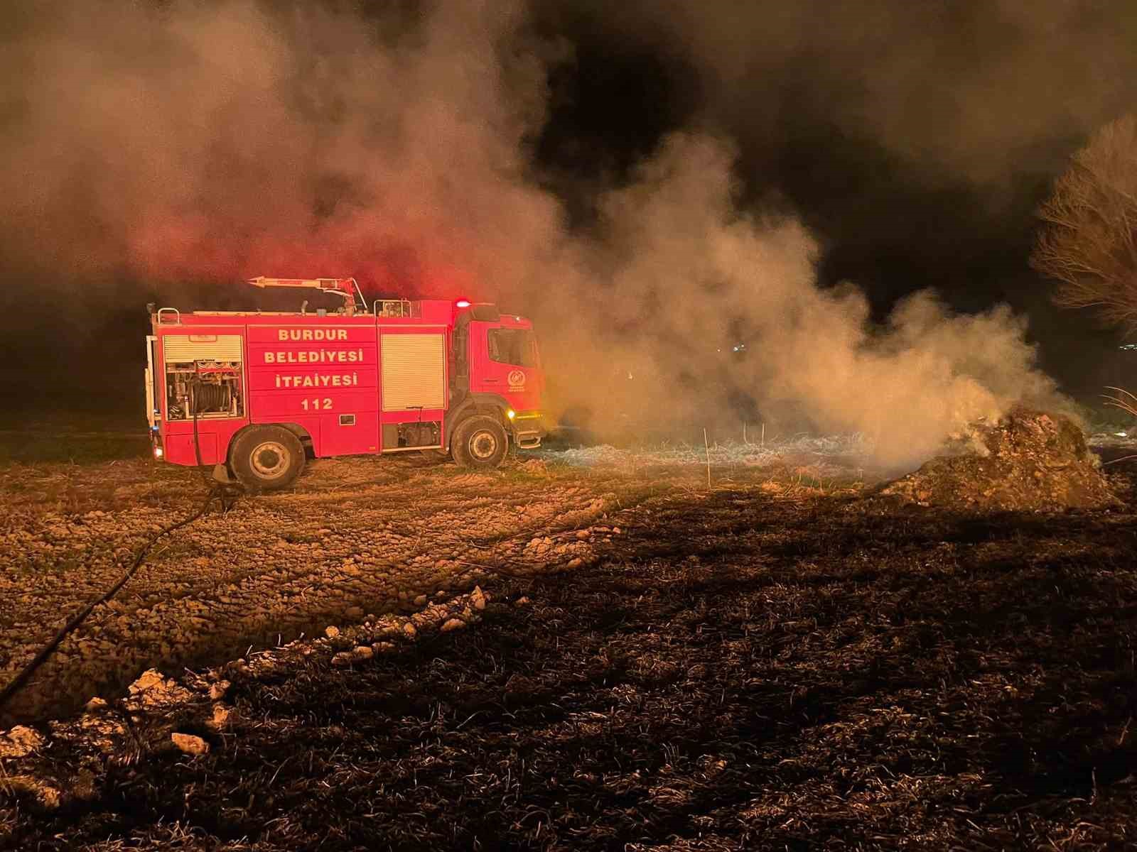 Burdur’da sazlık alanda yangın geceyi aydınlattı
