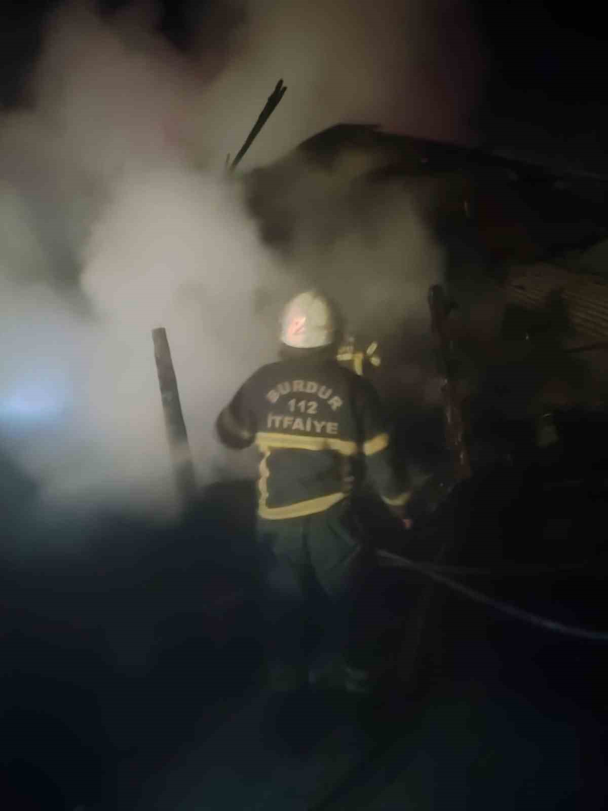 Burdur’da yanan ev kullanılamaz hale geldi
