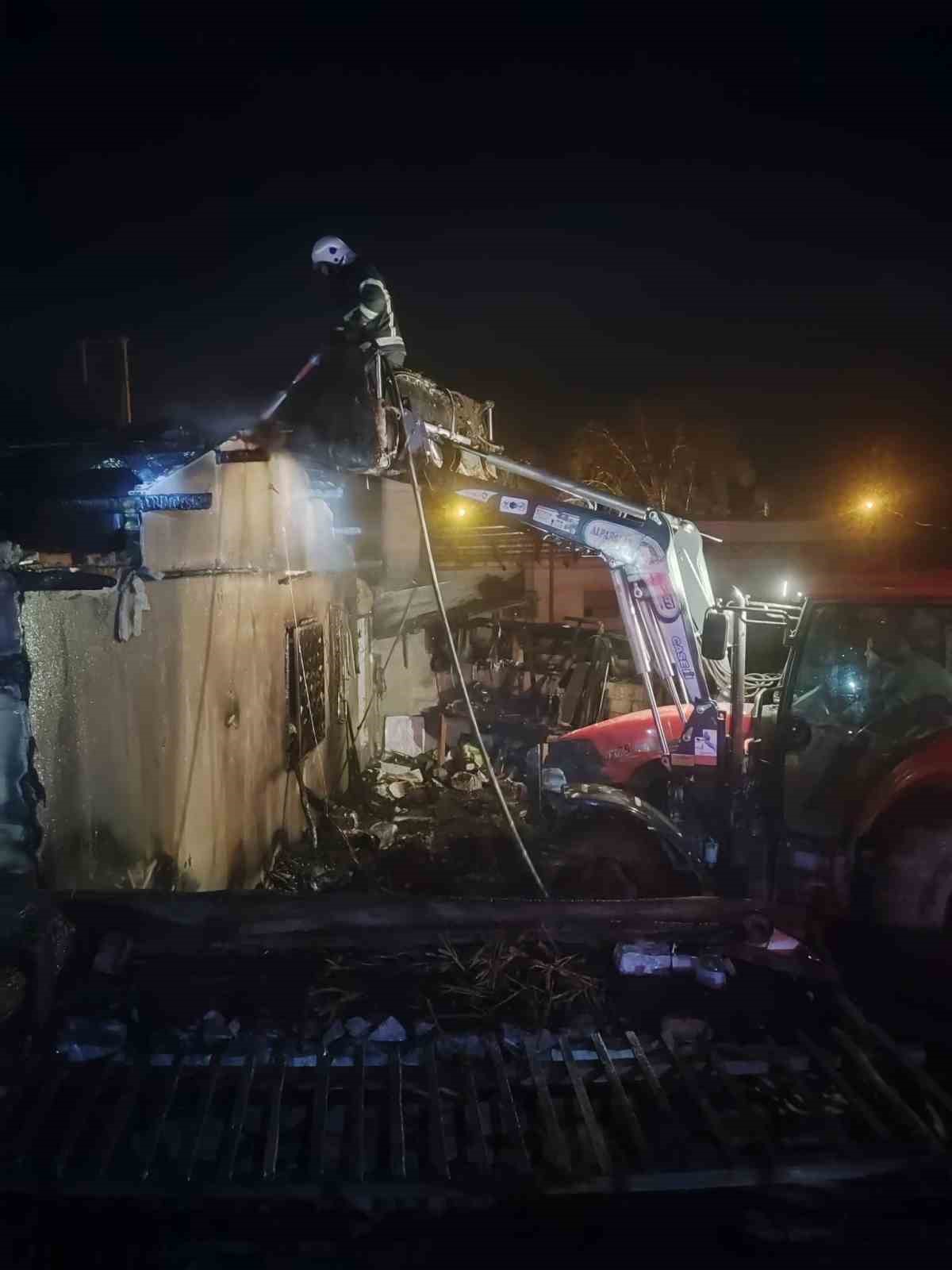 Burdur’da yanan ev kullanılamaz hale geldi
