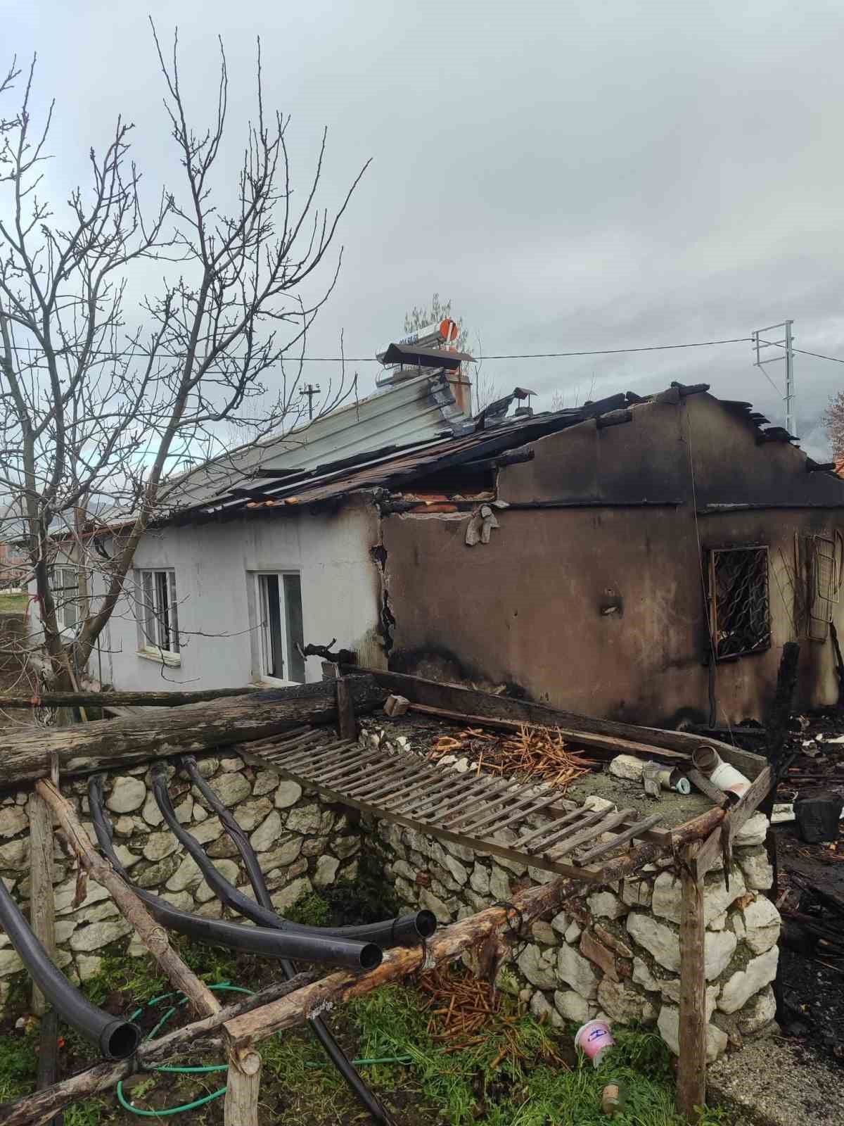 Burdur’da yanan ev kullanılamaz hale geldi
