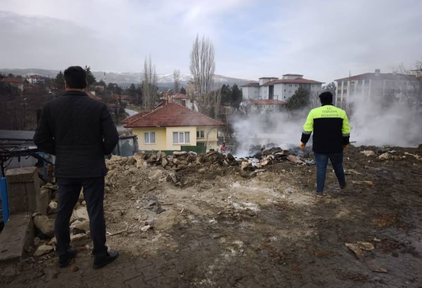 Burdur’da yangında evde mahsur kalan vatandaşı itfaiye erleri kurtardı
