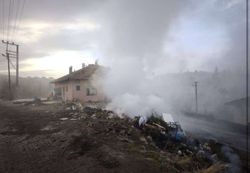 Burdur’da yangında evde mahsur kalan vatandaşı itfaiye erleri kurtardı
