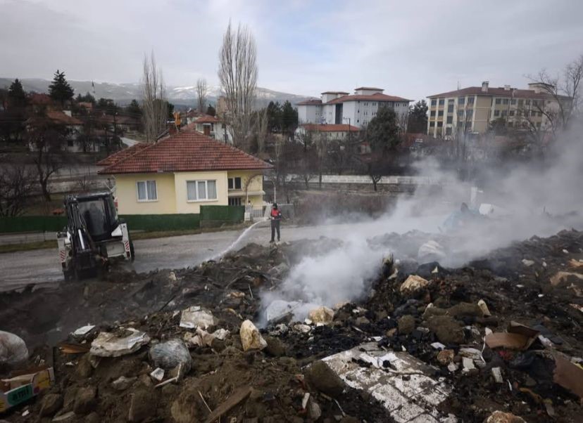 Burdur’da yangında evde mahsur kalan vatandaşı itfaiye erleri kurtardı
