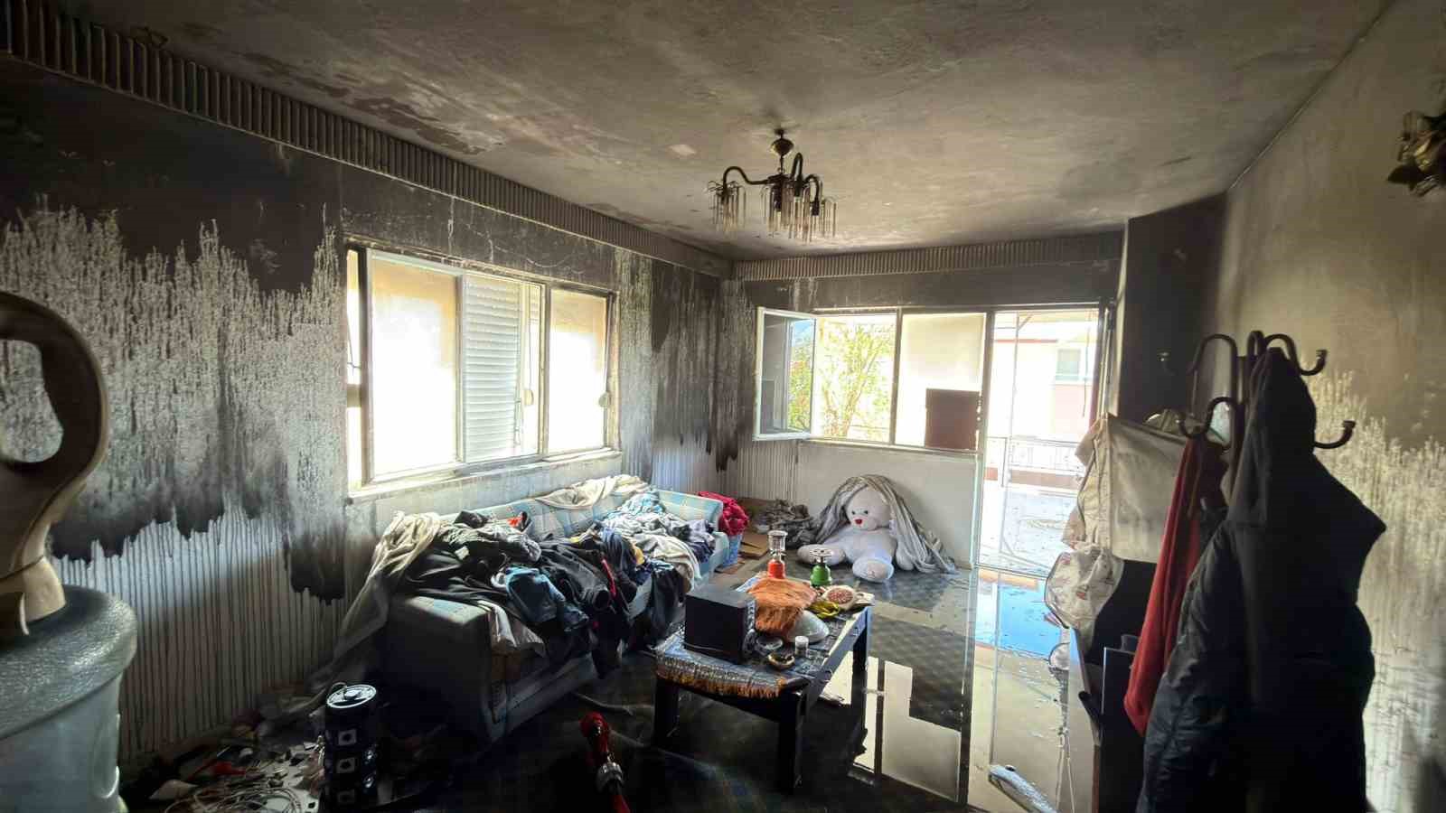 Burdur’da yangında mahsur kalan 2 kadını ekipler kurtardı
