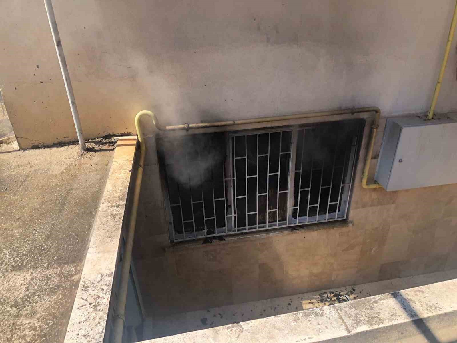 Burdur’da yangında mahsur kalan 2 kadını ekipler kurtardı
