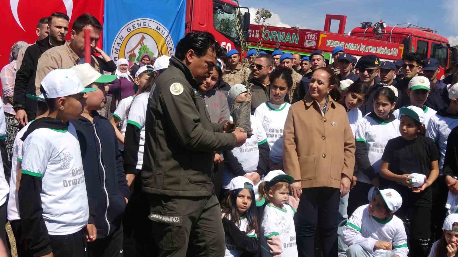 Burdur’da zeytin ve fıstıkçamı fidanları toprakla buluştu
