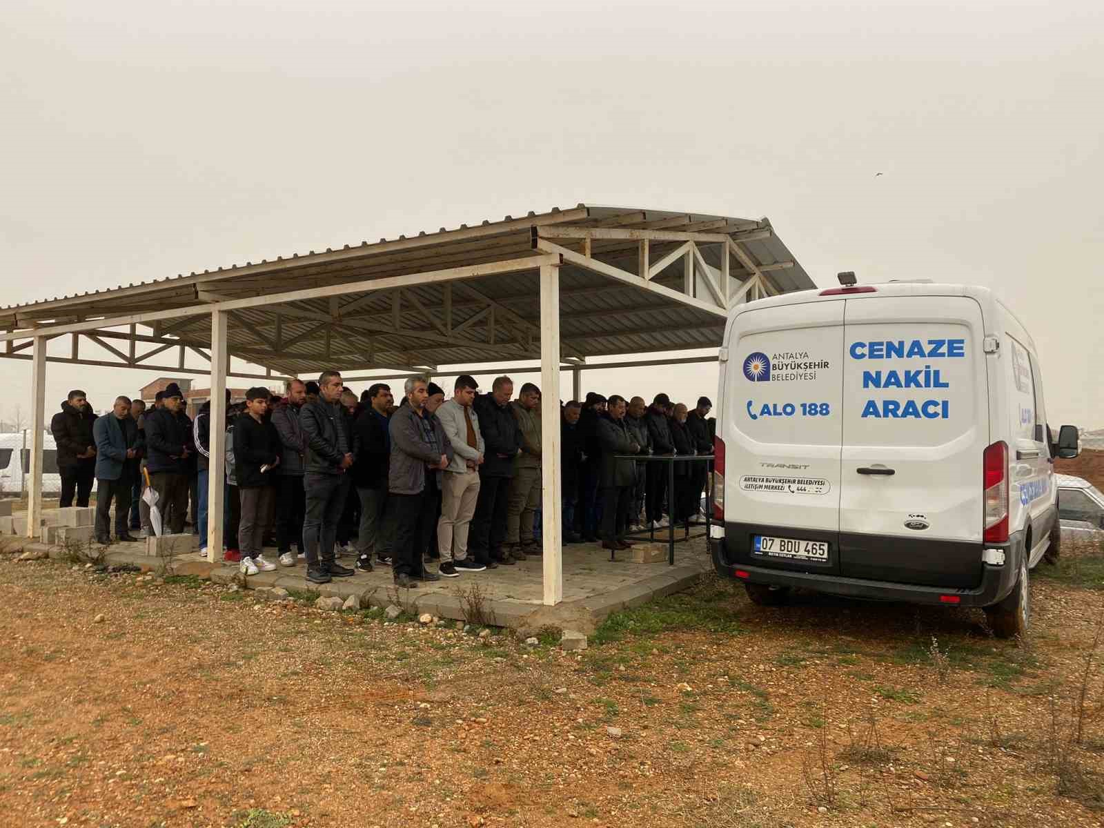 Burdur’daki feci kazada hayatını kaybeden anne oğul gözyaşları içinde yan yana toprağa verildi
