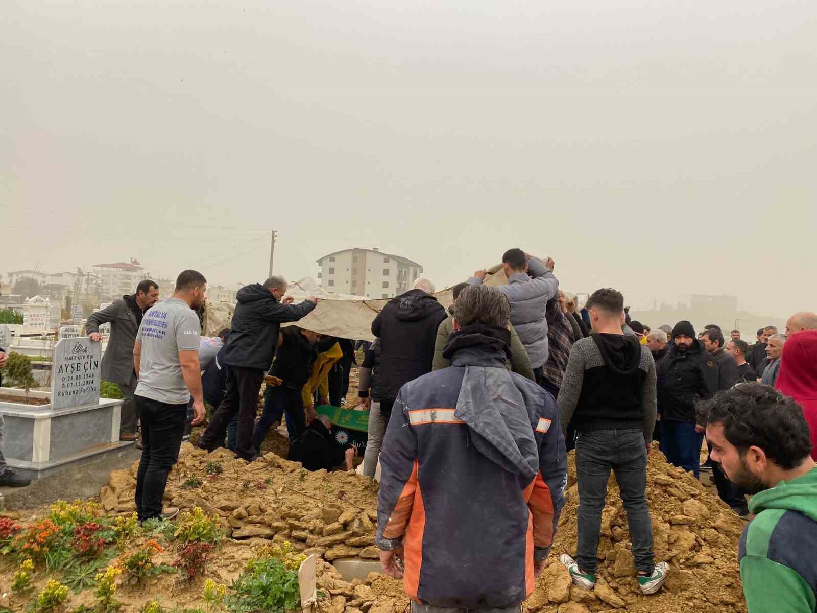 Burdur’daki feci kazada hayatını kaybeden anne oğul gözyaşları içinde yan yana toprağa verildi
