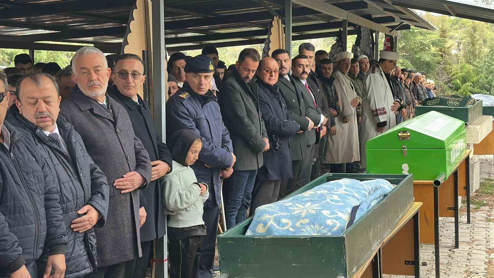 Burdur’daki kazada hayatını kaybeden tarım işçileri toprağa verildi
