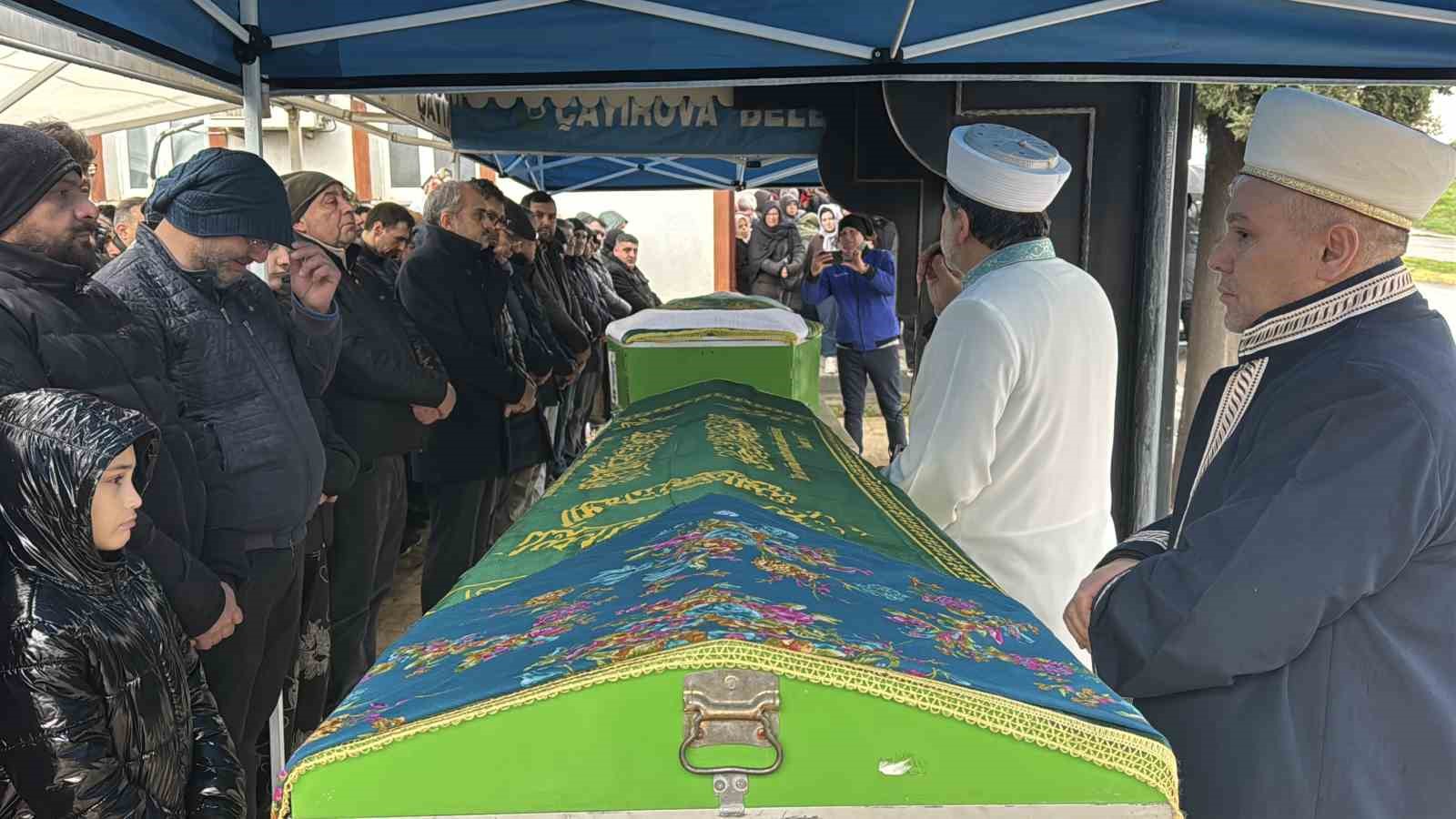 Burdur’daki kazada ölen aynı aileden 4 kişi Kocaeli’de toprağa verildi
