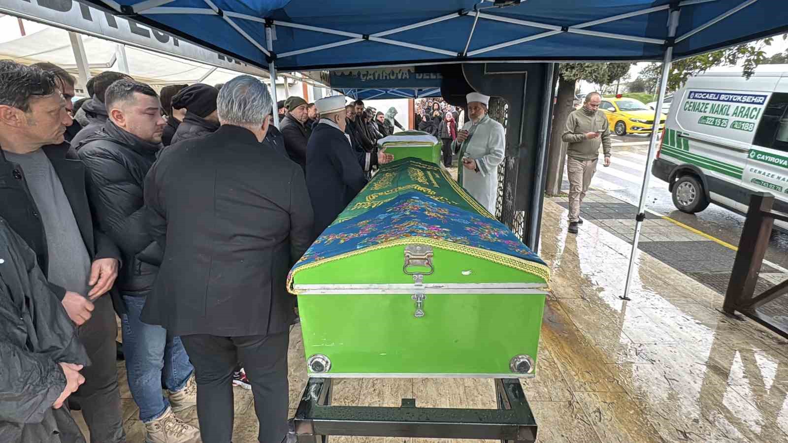 Burdur’daki kazada ölen aynı aileden 4 kişi Kocaeli’de toprağa verildi
