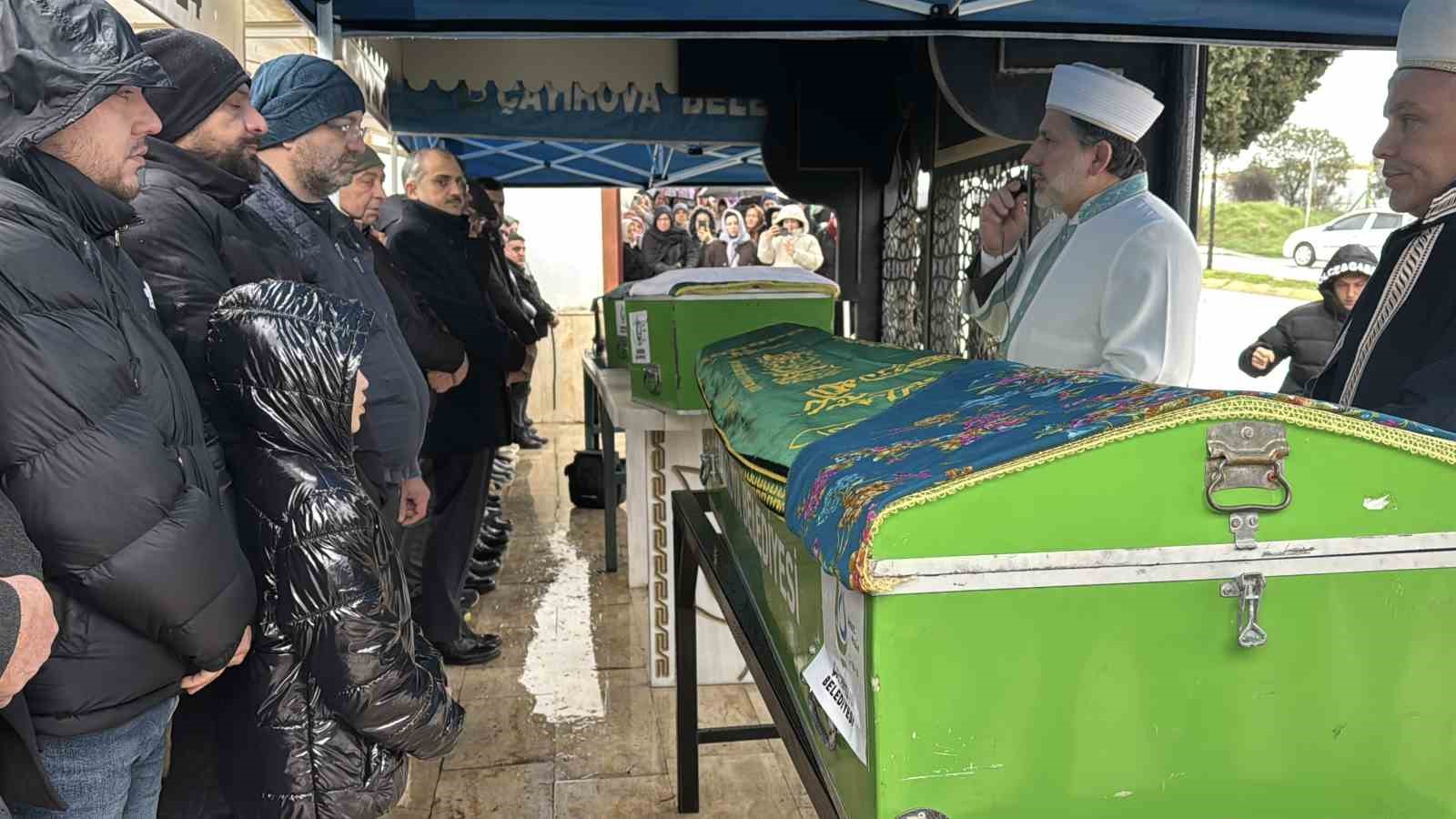 Burdur’daki kazada ölen aynı aileden 4 kişi Kocaeli’de toprağa verildi
