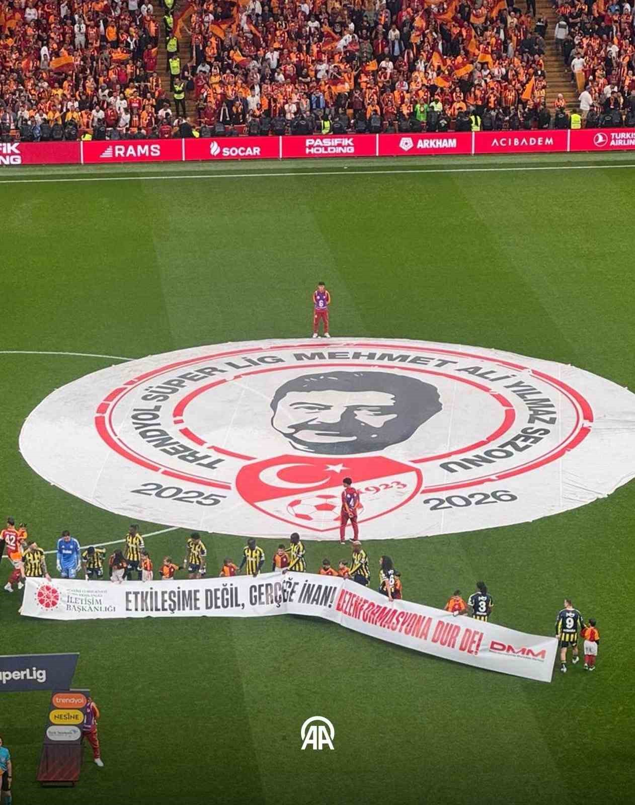 Burhanettin Duran: "Yeşil sahada açılan bu pankartlar, sadece slogan değil; dijital dünyadaki güvenliğimiz için birer mesaj"
