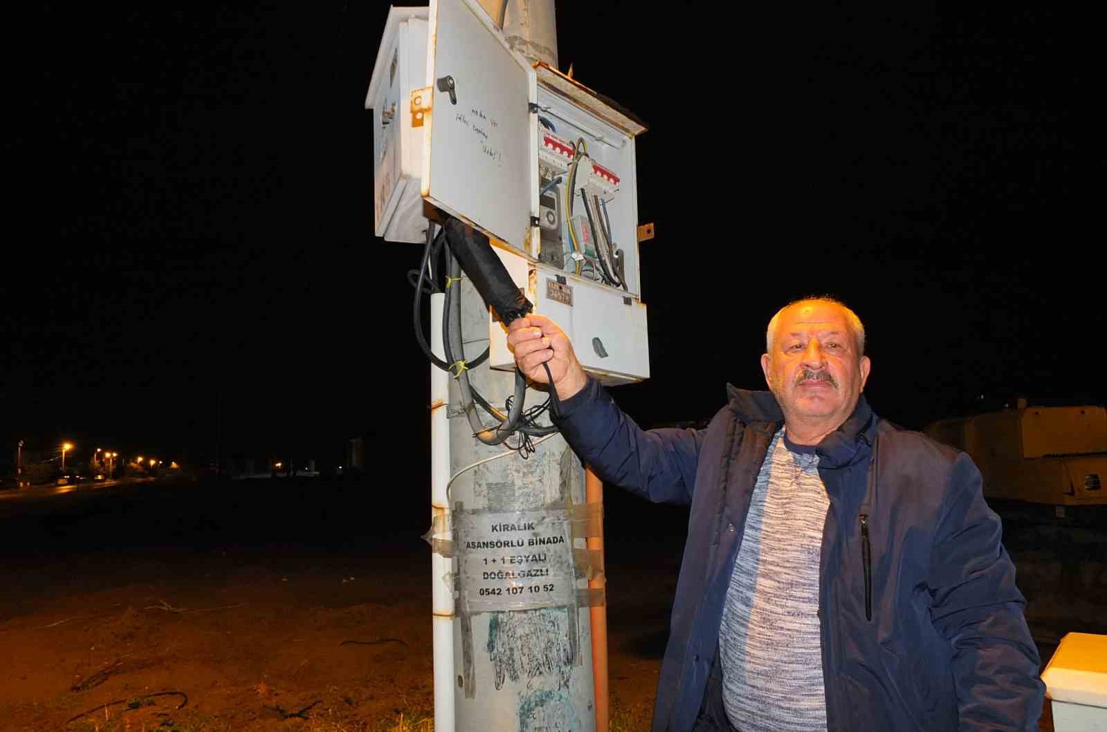 Burhaniye’ de açık kalan elektrik panoları tehlike saçıyor
