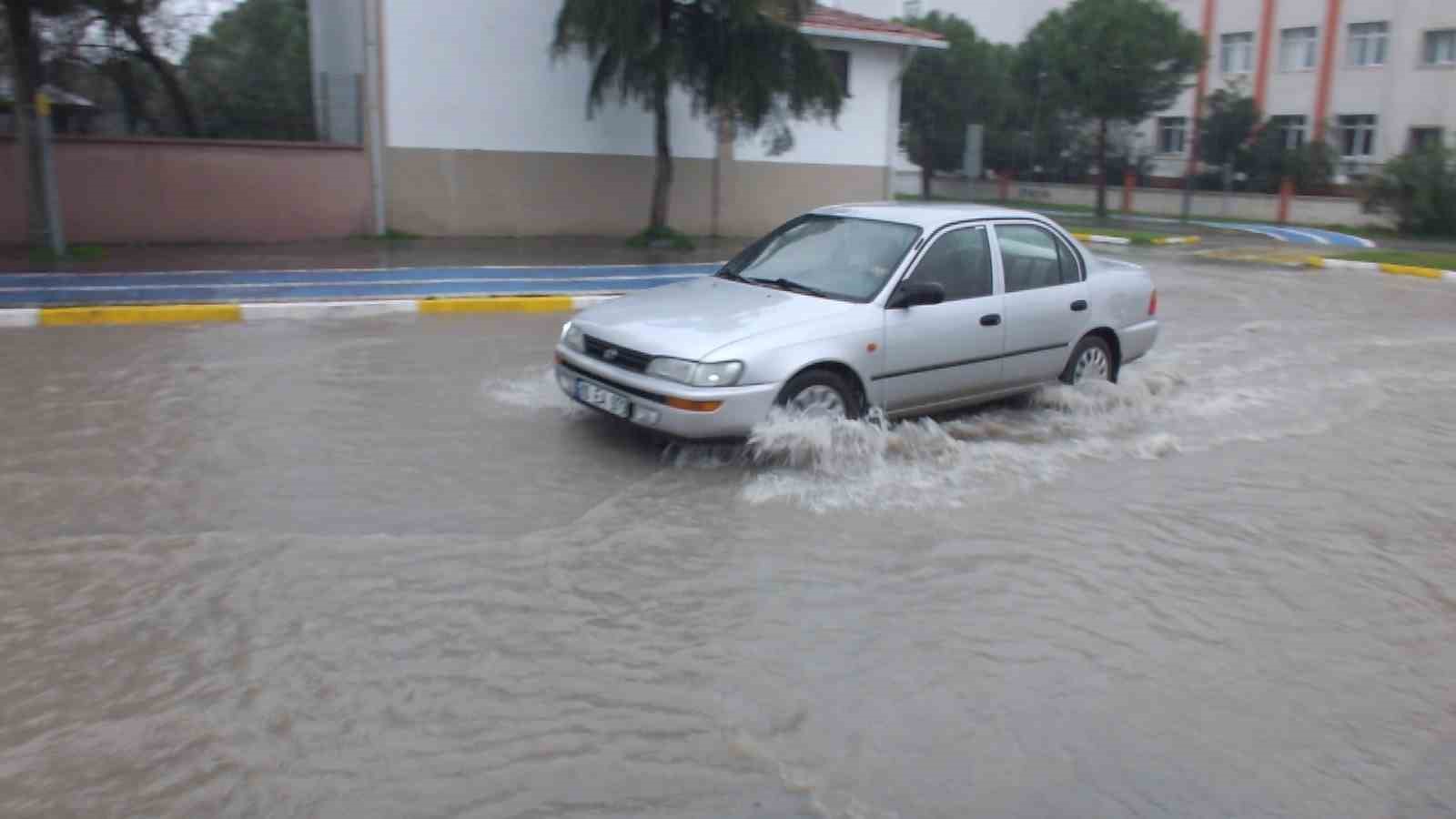 Burhaniye de sağanak yağmur yolları göle çevirdi
