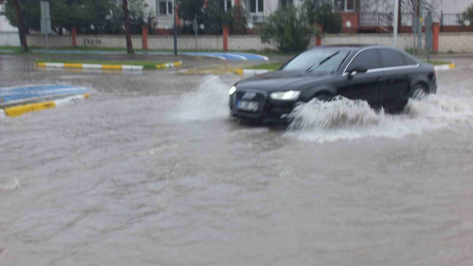 Burhaniye de sağanak yağmur yolları göle çevirdi
