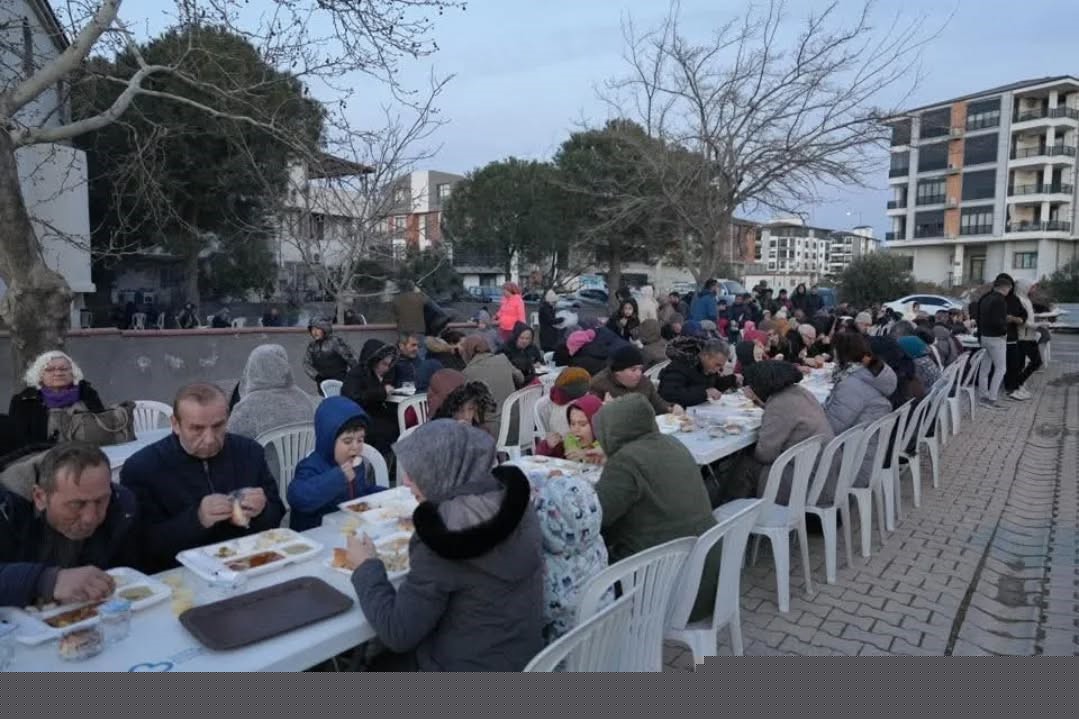 Burhaniye’ de toplu iftar geleneği devam ediyor
