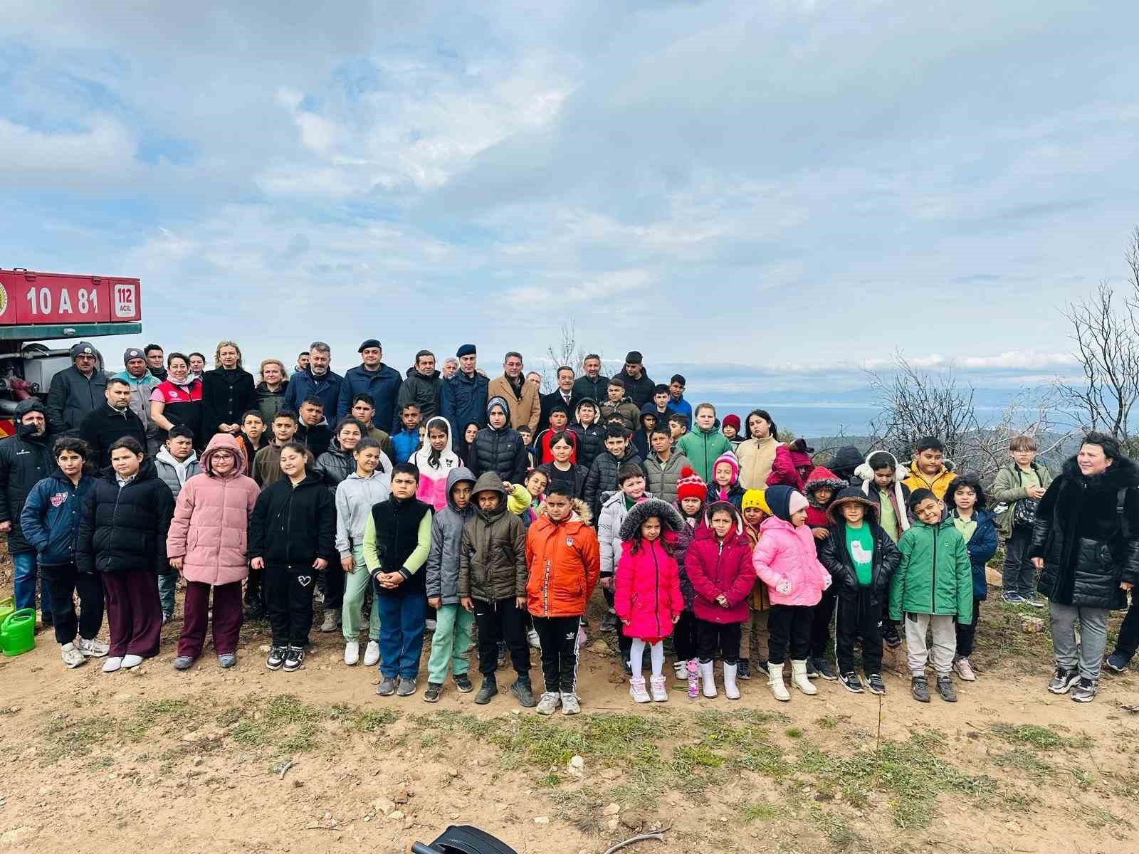 Burhaniye’de 315 fıstıkçamı fidanı toprakla buluşturuldu
