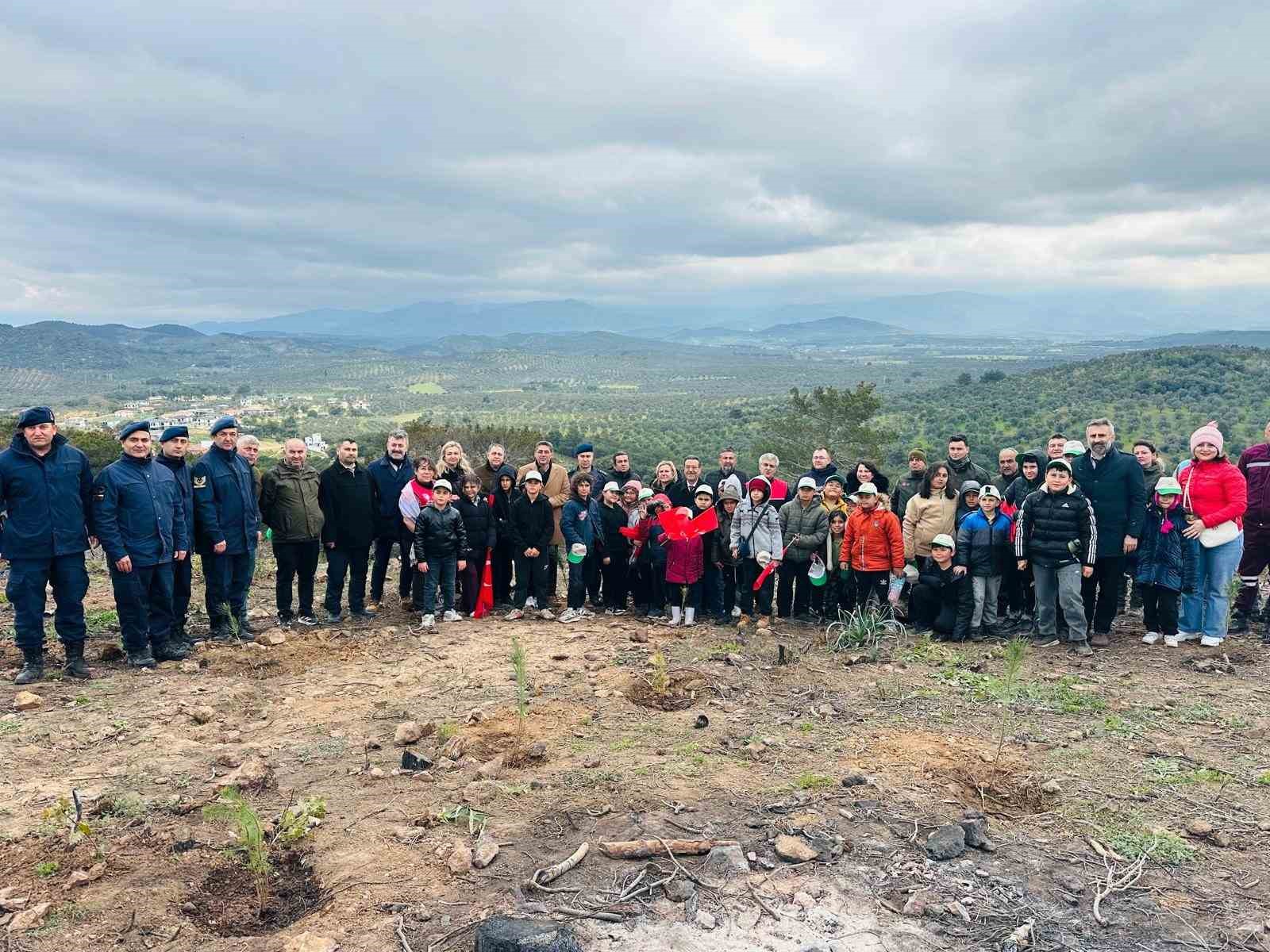 Burhaniye’de 315 fıstıkçamı fidanı toprakla buluşturuldu
